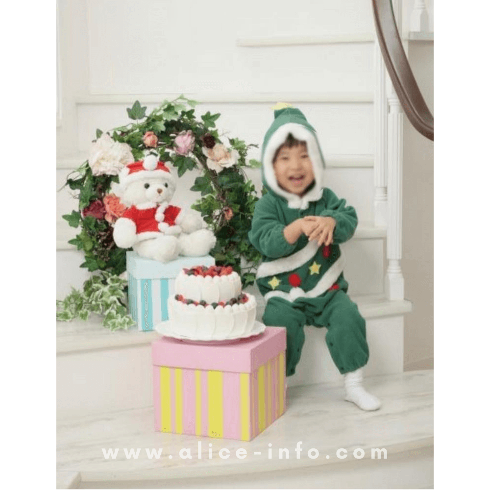 スタジオアリスでクリスマスツリーのロンパースを着て撮影した男の子の写真